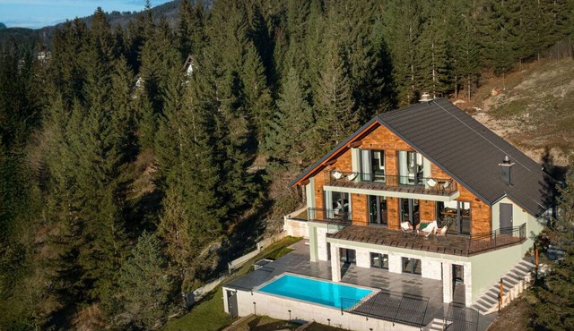 Beautiful private villa for 8 guests with hot tub, A/C, WIFI, private pool, TV and terrace