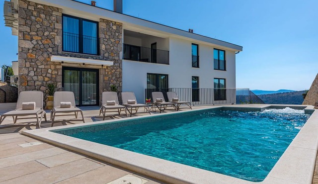 Beautiful private villa for 10 people with WIFI, hot tub, A/C, private pool, TV and terrace